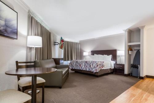 Red Roof Inn & Suites Omaha - Council Bluffs