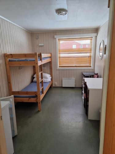 2 bunk beds