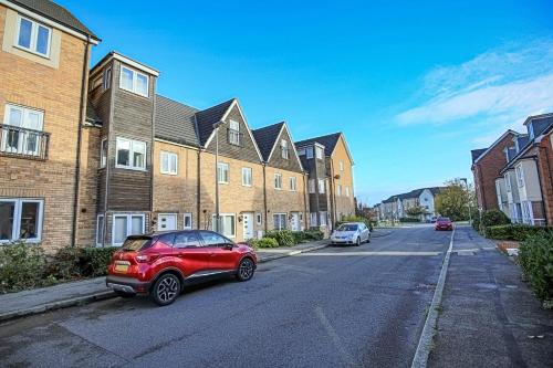 Stylish House with Smart TVs and Netflix, Fast Wifi, Free Parking and Garden by Yoko Property