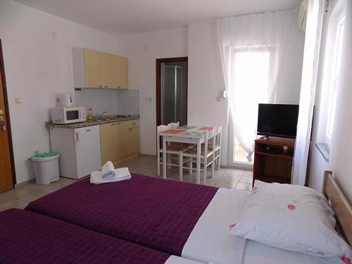 Apartments with a parking space Pirovac Sibenik - 15320 - image 2