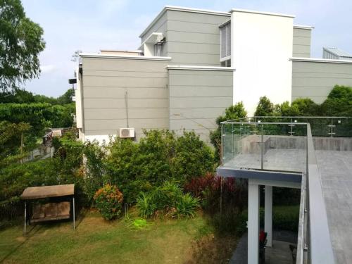 Lakeside Celebration Bungalow