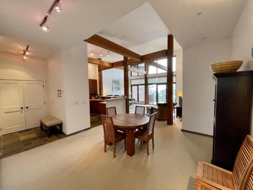 Luxurious Top Floor Villa With Sweeping Pacific Ocean - Bbv in Ucluelet, Canada