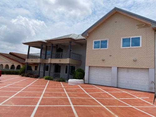 Cheerful 5-Bedroom House with parking