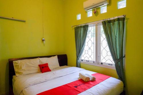RedDoorz near Institut Pertanian Yogyakarta – Yogyakarta, MN