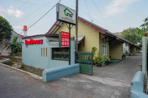 RedDoorz near Institut Pertanian Yogyakarta – Yogyakarta, MN