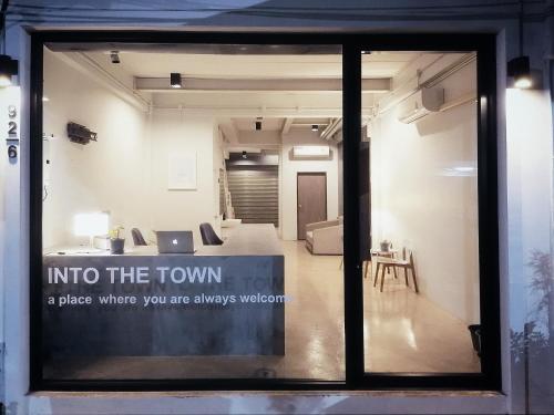 into the town - 출입구