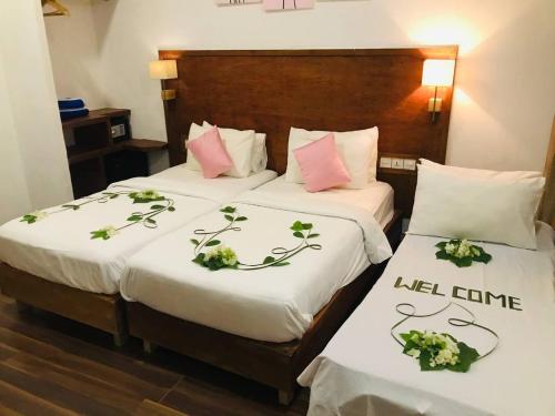 Deluxe Double or Twin Room image 3