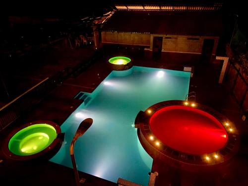 Peldbaseins, HOTEL CAMPESTRE MANOA in Rivera