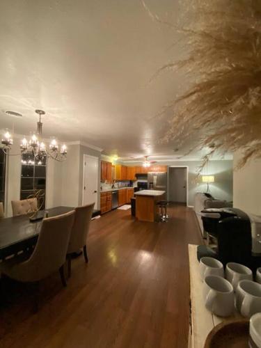 Large Modern Family Home! thumb 4