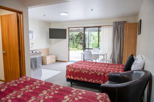 Studio Queen & Single