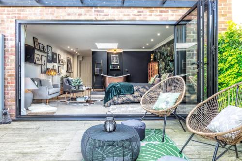 Room at the Races chambre d'hôte Local Health Partnerships NHS Trust