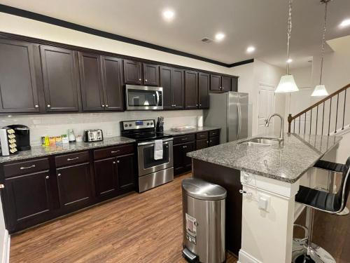 Beautiful spacious family home near Stone Mountain Park W/ complimentary Bar & Snacks
