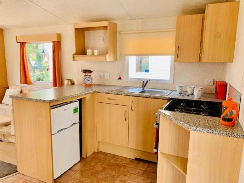廚房, Devon Barnstaple Self Catering Tarka Holiday Park Free Wi-Fi Spacious Static Caravan sleeps 4 Pets a in 中央市區