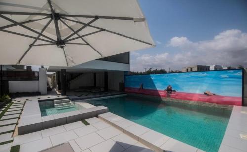 Luxurious 2 Bedroom Apartments with a pool at Marnia Court East Airport