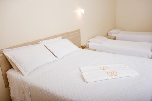 1 queen bed, 2 twin beds