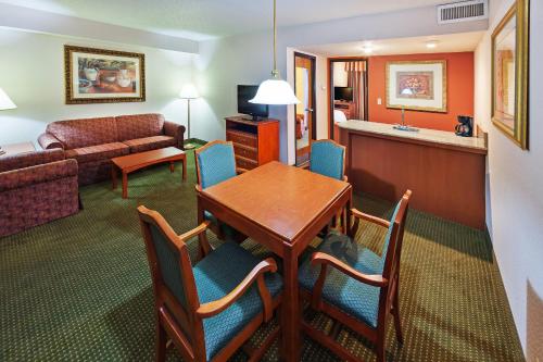 AmericInn by Wyndham Omaha - image 13