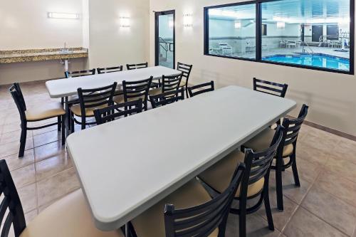 AmericInn by Wyndham Omaha - image 2