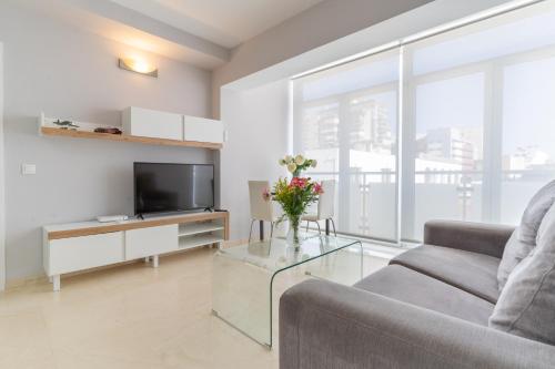 Deluxe One-Bedroom Apartment image 10