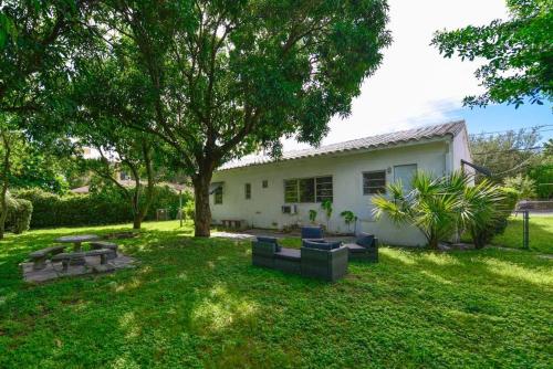 Fantastic Family House 3BR/1 bathrooms+backyard