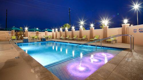 Best Western Premier Ashton Suites - Willowbrook - image 6