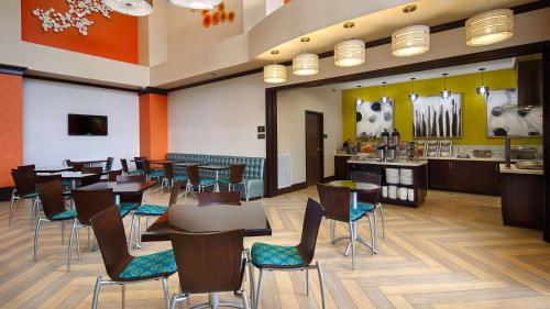 Best Western Premier Ashton Suites - Willowbrook - image 2