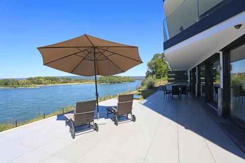 Exklusives Rhein-Lounge Apartment mit direktem Rheinblick, Sauna, 2 Schlafzimmern, Parkplatz für bis zu 5 Gäste in Urmitz, Deutschland
