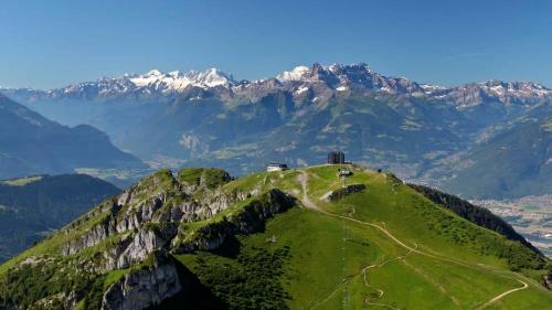 NEW! Private and alpine style double room at 500m to Ski Lifts and Leysin center