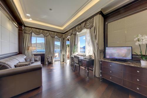 Junior Suite with Lake View