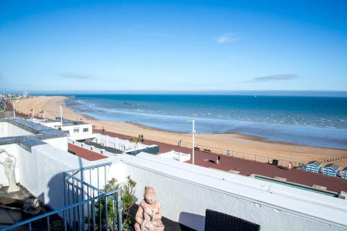 Seagulls Nest Beachfront Apartment With 3 Bedrooms