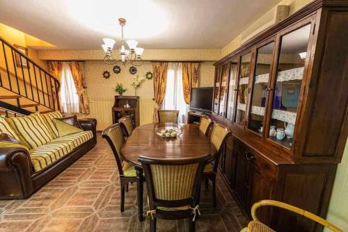  La Casa de Santo Tomé in Toledo