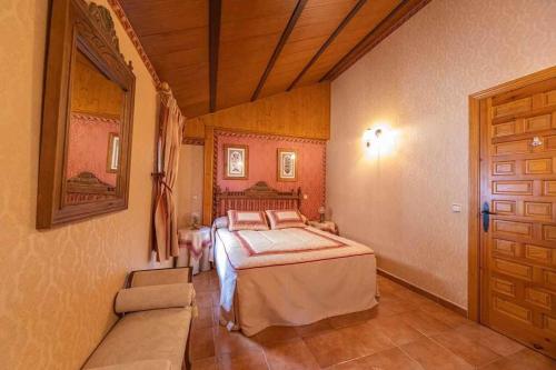  La Casa de Santo Tomé in Toledo