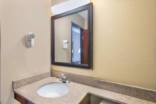 Super 8 by Wyndham Tilton/Lake Winnipesaukee - main image