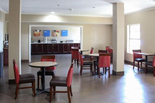 Comfort Inn & Suites - image 9