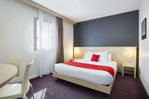 1 queen bed, 2 twin beds
