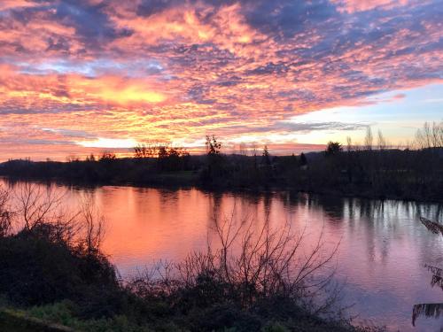 A Beautiful 3 Bedroom Gem on the Banks of the River Dordogne