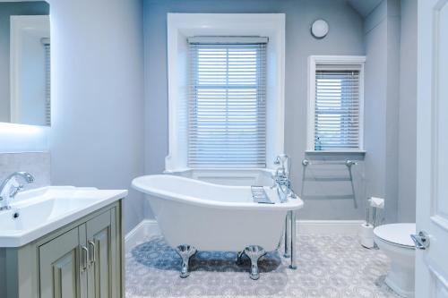 Luxury Listed Townhouse in City Centre - image 12