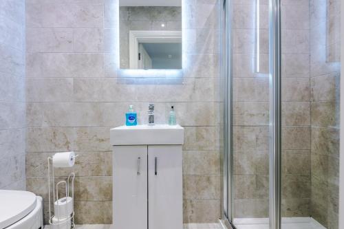 Luxury Listed Townhouse in City Centre - image 8
