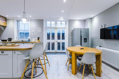 Luxury Listed Townhouse in City Centre - image 3