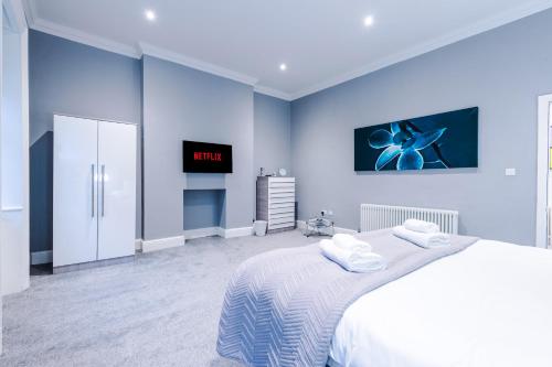 Luxury Listed Townhouse in City Centre - image 13