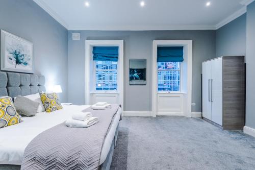 Luxury Listed Townhouse in City Centre - image 5