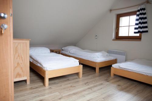 4 twin beds