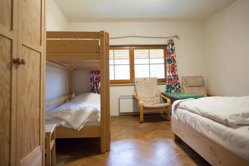 2 twin beds, 1 bunk bed