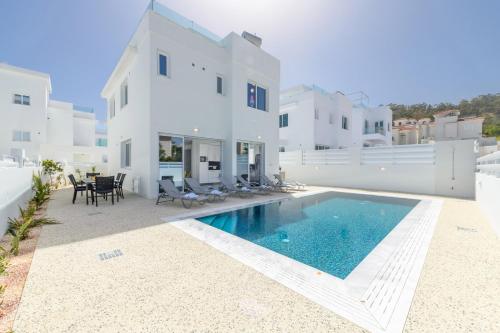 3 bedrooms, 4 beds