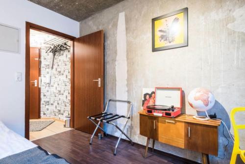 Suiteable Living - Newspaper TV, Kuche, Zentrum