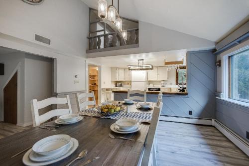 Killington Mountain Home! HotTub & 5 min to Skiing! in Killington, USA