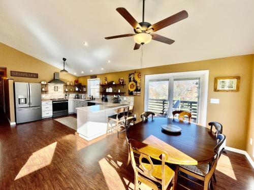 Wearadise Mountain Views Home with Hot Tub in Sevierville, USA