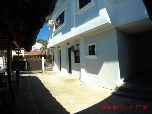 Exterior view, AA Travellers Pad Hotel near Kapuluan Vista Resort Restaurant