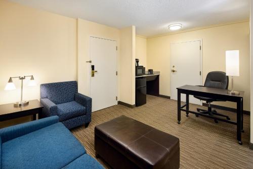 Holiday Inn Express & Suites Alpharetta, an IHG Hotel