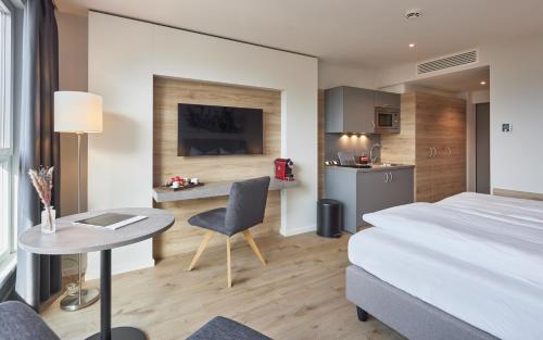 1 queen bed, 1 sofa bed