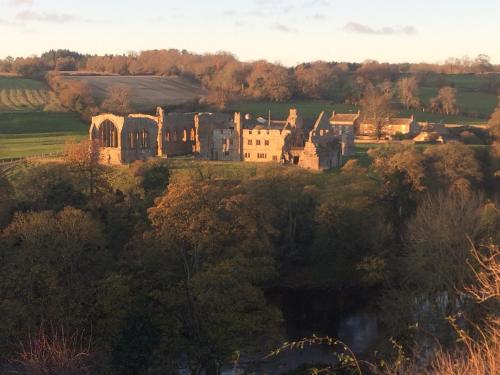 40 Newgate Barnard Castle -Central Location - Court Yard - Dog Friendly - Sleeps 7 - Wood Burner - Complimentary Logs & Wine - Smart TV